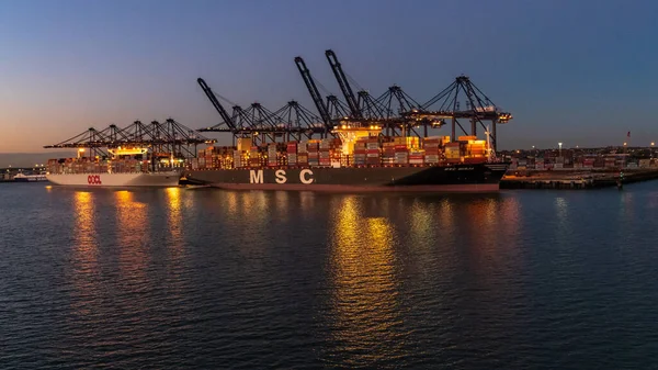 Felixstowe, Suffolk, İngiltere - 26 Eylül 2018: Felixstowe limanındaki konteyner gemileri