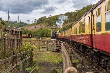 Levisham yakınlarında, Kuzey Yorkshire, İngiltere: 13 Eylül 2018: Tarihi Kuzey Yorkshire Moors Demiryolu treni Levisham Tren İstasyonu 'ndan ayrılıyor