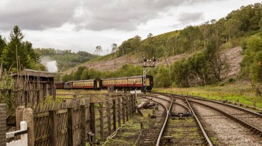 Levisham yakınlarında, Kuzey Yorkshire, İngiltere: 13 Eylül 2018: Tarihi Kuzey Yorkshire Moors Demiryolu treni Levisham Tren İstasyonu 'ndan ayrılıyor
