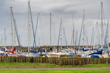 Amble, Northumberland, İngiltere - 10 Eylül 2018: Amble Marina 'daki tekneler