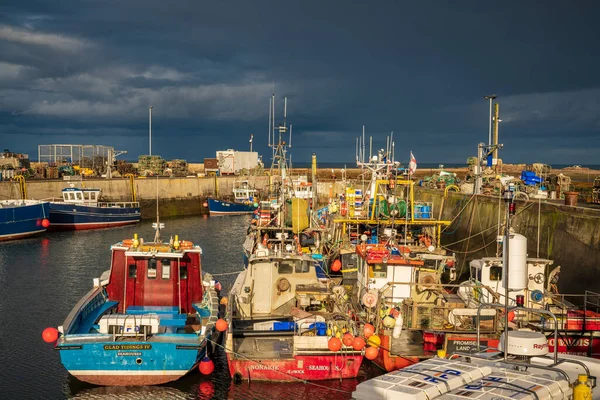 Seahouses Northumberland England September 2018 Fischerboote Vor Dunklen Wolken Hafen — Stockfoto