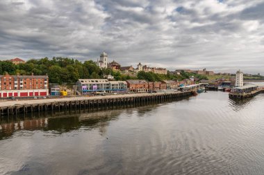 North Shields, Tyne and Wear, İngiltere - 05 Eylül 2018: North Shields Balık Pazarı 'ndaki Tyne Nehri manzarası