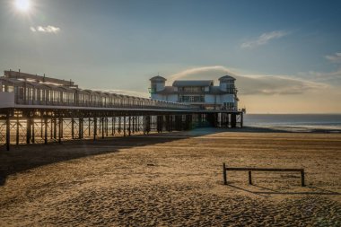 Weston-super-Mare, Kuzey Somerset, İngiltere - 04 Ekim 2018: Sahildeki batan güneş ve Grand Pier