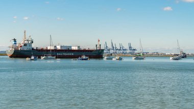 Queenborough, Kent, İngiltere - 22 Eylül 2017: Medway Nehri 'nde bir kargo gemisi ve birkaç tekne