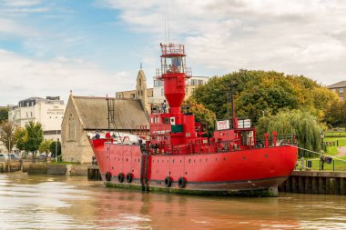 Gravesend, Kent, İngiltere, İngiltere - 23 Eylül 2017: LV21 ile Thames Nehri kıyısına bakın (yüzen bir sanat alanına dönüşmüş eski bir ışık gemisi)