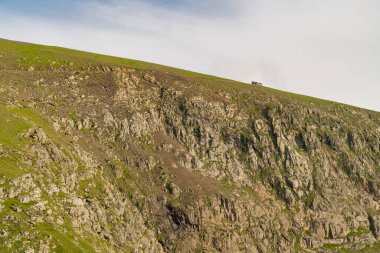 Llanberis yakınlarında, Gwynedd, Galler, İngiltere - 14 Haziran 2017: Kardan Dağ Demiryolu 'ndan Snowdon Dağı' na giden bir trenle Llanberis Yolu 'ndan görüntü