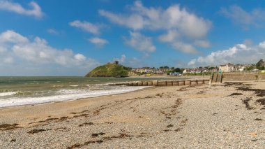 Criccieth, Gwynedd, Galler, İngiltere - 15 Haziran 2017: Sahilde ve arka planda Criccieth Castle ile Esplanade
