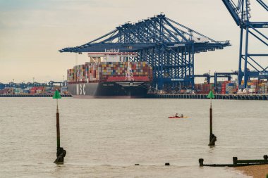 Felixstowe, Suffolk, İngiltere - 28 Mayıs 2017: Bazı vinçler, konteynırlar, bir konteyner gemisi ve kanolar üzerinde insanlar bulunan Felixstowe Limanı