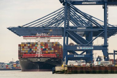 Felixstowe, Suffolk, İngiltere - 28 Mayıs 2017: Bazı vinçler, konteynırlar ve bir konteynır gemisi ile Felixstowe Limanı