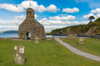 Cwm-yr-Eglwys, Dyfed, Wales, İngiltere - 21 Mayıs 2017: Pembrokeshire sahilindeki kilise harabesi