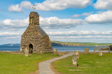 Cwm-yr-Eglwys, Dyfed, Wales, İngiltere - 21 Mayıs 2017: Pembrokeshire sahilindeki kilise harabesi