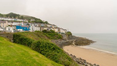 New Quay, Ceredigion, Dyfed, Galler, İngiltere - 24 Mayıs 2017: Kumsalda ve köyde sabah tozu