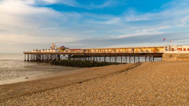 Herne Körfezi, Kent, İngiltere - 20 Eylül 2017: Kuzey Denizi kıyısı ve rıhtımı