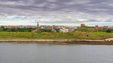 North Shields, Tyne and Wear, England, İngiltere - 05 Eylül 2018: Tynemouth Skyline 'daki Tyne Nehri manzarası