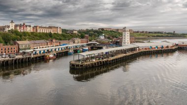 North Shields, Tyne and Wear, İngiltere - 05 Eylül 2018: North Shields Balık Pazarı 'ndaki Tyne Nehri manzarası