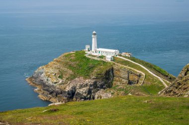 Holyhead, Anglesey, Gwynedd, Galler, İngiltere - 08 Haziran 2018 - Kayalıklara ve Güney Yığını Deniz fenerine doğru bakın