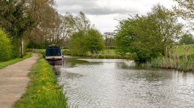 Ellesmere yakınlarında, Shropshire, İngiltere - 03 Mayıs 2018: Llangollen Kanalı kıyısında bir dar kayık