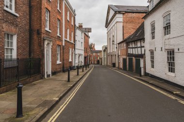 Shrewsbury, Shropshire, İngiltere - 04 Mayıs 2018: Kasabanın merkezinde evleri olan küçük bir yola bakın