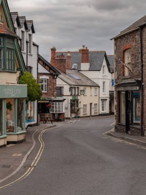 Porlock, Somerset, İngiltere - 30 Eylül 2018: Ana Cadde 'de Yürüyüş