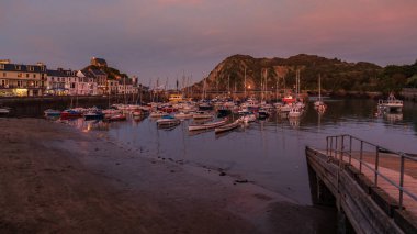 Ilfracombe, Devon, İngiltere, İngiltere - 29 Eylül 2018: The Strand 'dan rıhtıma doğru akşam manzarası