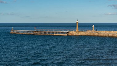 Whitby, Kuzey Yorkshire, İngiltere - 12 Eylül 2018: Doğu Terası 'ndan görülen liman ve iskele