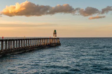 Whitby, Kuzey Yorkshire, İngiltere - 12 Eylül 2018: Batı İskelesi Deniz fenerinden görülen Batı İskelesi