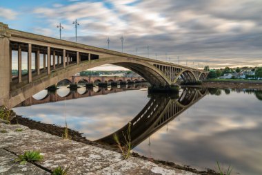 Berwick-Upon-Tweed, Northumberland, İngiltere - 07 Eylül 2018: Kraliyet Tüvit Köprüsü ve Berwick Köprüsü, Tweed Nehri 'nin üzerinden geçiyor