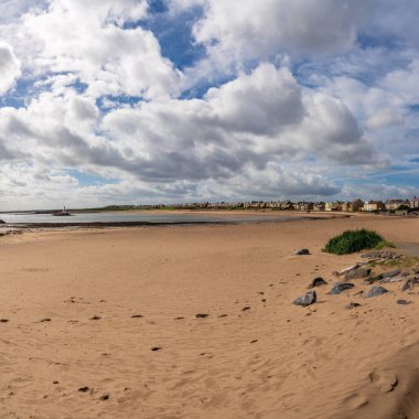 Newbiggin-by-the-Sea, Northumberland, İngiltere - 11 Eylül 2018: The Couple (Heykel) ve breakwater