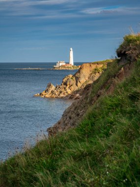 Tyne And Wear, England 'da Hartley - 11 Eylül 2018: St. Mary Deniz Feneri ile Kuzey Denizi