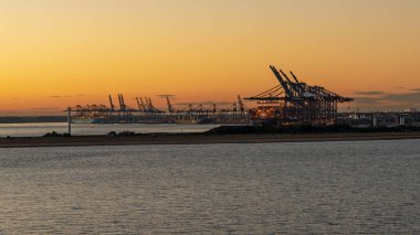 Felixstowe, Suffolk, İngiltere - 26 Eylül 2018: Felixstowe limanındaki konteyner gemileri