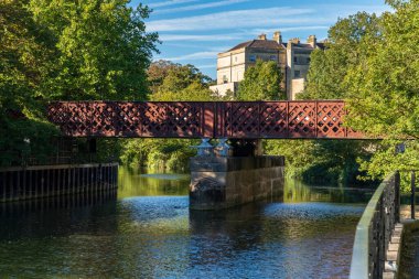 Bath, North East Somerset, İngiltere - 27 Eylül 2018: Avon Nehri üzerindeki köprü