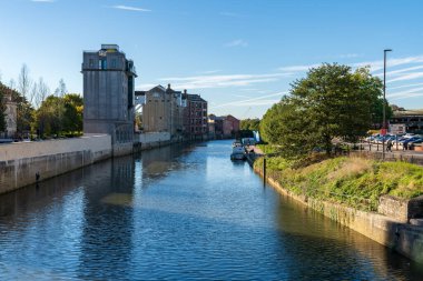 Bath, North East Somerset, İngiltere - 27 Eylül 2018: Avon Nehri 'ndeki tekne ve evler