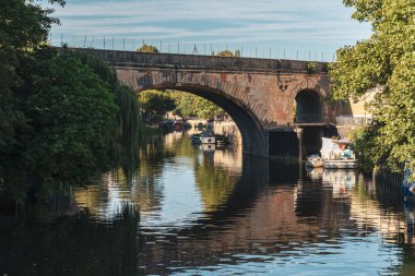 Bath, North East Somerset, İngiltere - 27 Eylül 2018: Avon Nehri 'ndeki tekne ve evler