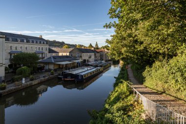 Bath, North East Somerset, İngiltere - 27 Eylül 2018: Kennet ve Avon Kanalı 'ndaki tekne ve evler
