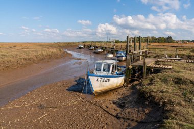 Thornham, Norfolk, İngiltere, İngiltere - 24 Nisan 2019 Thornham Old Harbour 'da sular çekilince