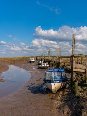 Thornham, Norfolk, İngiltere, İngiltere - 24 Nisan 2019 Thornham Old Harbour 'da sular çekilince