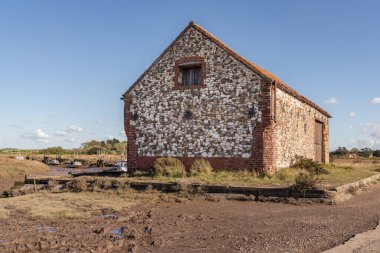 Thornham, Norfolk, İngiltere - 24 Nisan 2019 Thornham Old Harbour 'da eski bir taş ahır