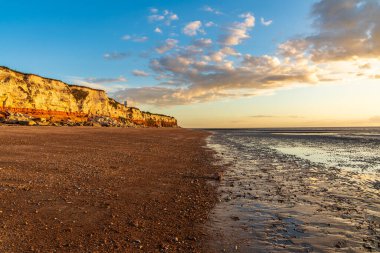 Hunstanton, Norfolk, İngiltere, İngiltere - 25 Nisan 2019: Deniz feneri ve uçurumlar üzerinde akşam ışığı ve bulutları