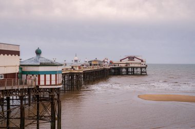 Blackpool, İngiltere - 28 Nisan 2019: Kuzey İskelesi üzerindeki kara bulutlar
