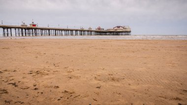 Blackpool, İngiltere - 28 Nisan 2019: Kuzey İskelesi üzerindeki kara bulutlar