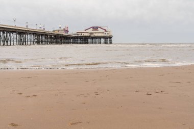 Blackpool, İngiltere - 28 Nisan 2019: Kuzey İskelesi üzerindeki kara bulutlar