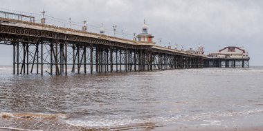Blackpool, İngiltere - 28 Nisan 2019: Kuzey İskelesi üzerindeki kara bulutlar