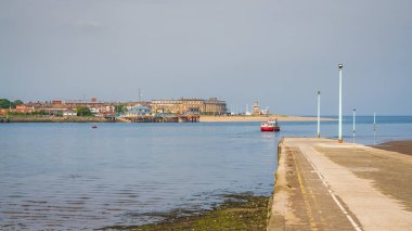 Knott End-on-Sea, Lancashire, İngiltere - 30 Nisan 2019: Feribotlu feribot iskelesi ve arkada Wyre Nehri ve Fleetwood