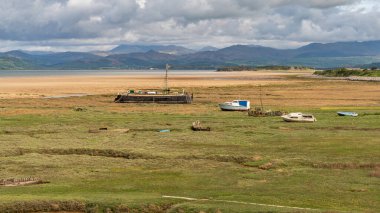 Askam-in-Furness, Cumbria, İngiltere, İngiltere - 2 Mayıs 2019: Arka planda Lake District Ulusal Parkı 'nın üzerinde bulutlar bulunan tekneler