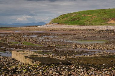 Parton, Cumbria, İngiltere - 03 Mayıs 2019: Parton Körfezi 'nden geçen bir tren Parton Sahili' nden görüldü.