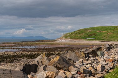 Parton, Cumbria, İngiltere - 03 Mayıs 2019: Parton Körfezi 'nden geçen bir tren Parton Sahili' nden görüldü.