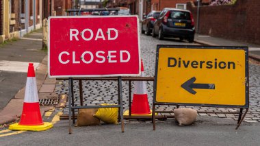 Carlisle, Cumbria, İngiltere - 05 Mayıs 2019: İmza - Yol Kapalı, dikkat dağıtma, arka planda bazı araçlar