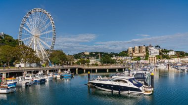 Torquay, Torbay, İngiltere - 4 Haziran 2019: Prenses İskelesi 'nden görülen Torquay Marina