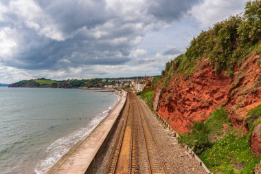 Dawlish, Devon, İngiltere - 05 Haziran 2019: The Red Rock Beach, Dawlish arka planda