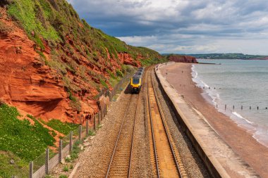 Dawlish, Devon, İngiltere - 05 Haziran 2019: Kızıl Kaya Sahili 'nden geçen bir tren
